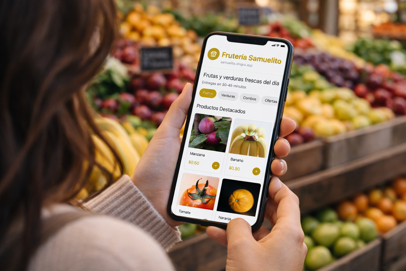 Personas comprando con su celular en el mercado